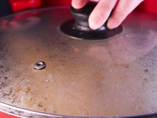 11、往鸡爪里倒入一瓶啤酒，吃起来大呼过瘾,啤酒烧开后，盖上盖子，调小火煨煮20分钟（记得火不能太大，以免啤酒干了鸡爪还没入味）中途10分钟后可以打开盖子，翻炒下鸡爪，接着盖上盖子煨煮