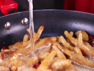 10、往鸡爪里倒入一瓶啤酒，吃起来大呼过瘾,炒至鸡爪变色后倒入一听的啤酒下锅（啤酒的量是没过鸡爪即可，如果鸡爪比较多也可以用瓶装的啤酒）