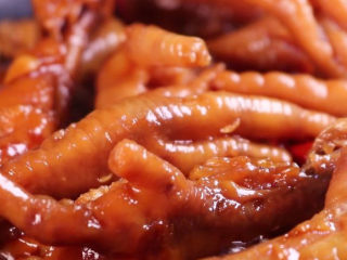 12、往鸡爪里倒入一瓶啤酒，吃起来大呼过瘾,煨煮了20分钟后，打开盖子。如果汤汁干了翻炒均匀就可以出锅了。如果锅里还有多余的汤汁，这时可以开大火将汤汁收干。