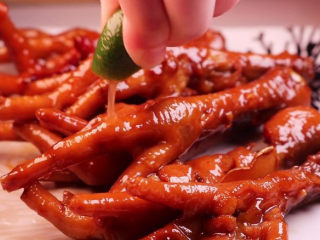 14、往鸡爪里倒入一瓶啤酒，吃起来大呼过瘾,上桌前可以淋上一些青桔汁（酸酸甜甜的更开胃好吃，没有也可以不加）