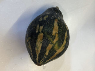 1、南瓜腊肠焖饭,把南瓜洗干净