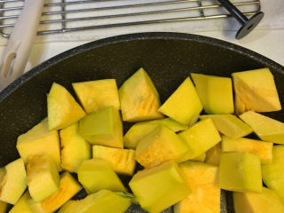 2、南瓜腊肠焖饭,然后把南瓜切块去籽