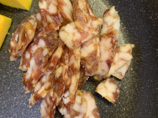 3、南瓜腊肠焖饭,把腊肠切片