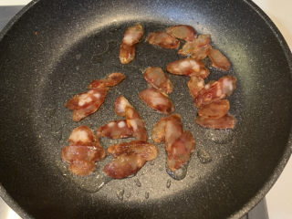 4、南瓜腊肠焖饭,冷锅热油，小火放入腊肠翻炒一分钟