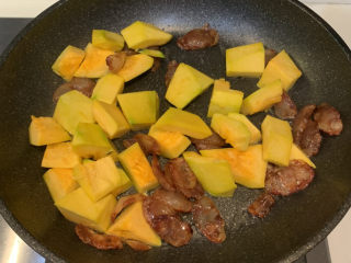 5、南瓜腊肠焖饭,加入南瓜翻炒