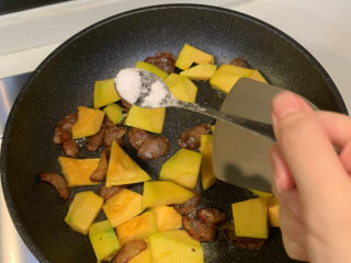 6、南瓜腊肠焖饭,加入半勺盐