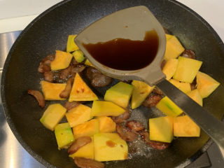 7、南瓜腊肠焖饭,加入2勺生抽