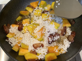 8、南瓜腊肠焖饭,加入沥干的米饭，翻炒均匀