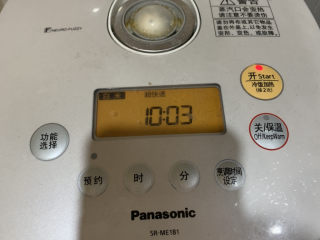 11、南瓜腊肠焖饭,按下快煮按键，煮熟后就可以吃了