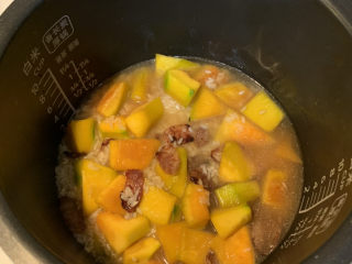 10、南瓜腊肠焖饭,加入适量的水