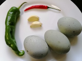 1、尖椒皮蛋,准备好所需材料
