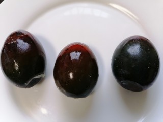 2、尖椒皮蛋,将皮蛋去壳