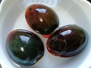 3、尖椒皮蛋,泡水清洗一下