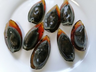 4、尖椒皮蛋,将每个皮蛋切成均匀的四块