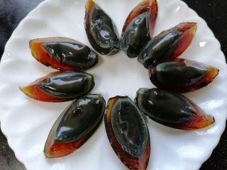 5、尖椒皮蛋,将皮蛋码放在盘中