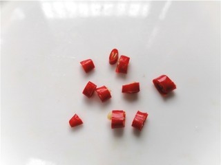 7、尖椒皮蛋,小米辣切成丁状