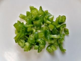 8、尖椒皮蛋,青尖椒切碎