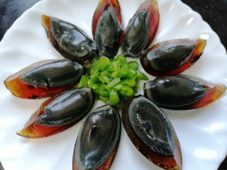 9、尖椒皮蛋,将青尖椒码放在盘中