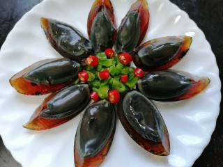 10、尖椒皮蛋,小米辣放上上面