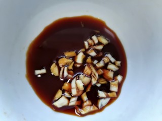 11、尖椒皮蛋,开始准备酱汁放入蒜末和两勺生抽