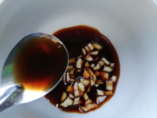 12、尖椒皮蛋,加入一勺醋