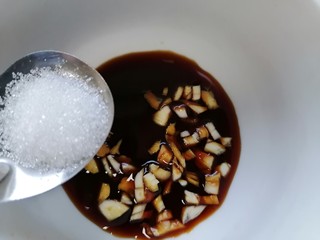 13、尖椒皮蛋,加入一勺白糖