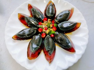 15、尖椒皮蛋,将酱汁浇在皮蛋上面