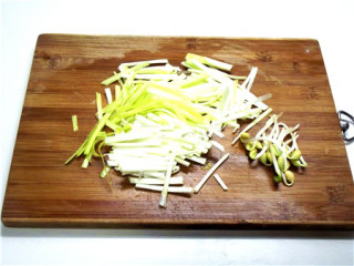 2、粤式干炒牛河,韭黄切除底部较老的根，其它切成段，黄豆芽切除根备用。