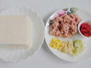1、鱼香豆腐,准备好材料