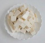 2、鱼香豆腐,豆腐洗净切成均匀的小丁
