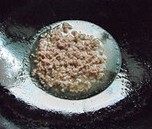 3、鱼香豆腐,锅中热油，下入肉末炒至变色