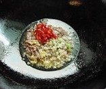 4、鱼香豆腐,下入葱、姜、蒜末和泡椒末炒出香味