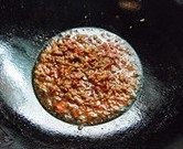 5、鱼香豆腐,下入一勺豆瓣酱炒香