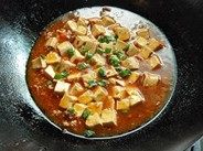 8、鱼香豆腐,加入水淀粉勾芡至汤汁浓绸，撒上葱花即可。（我喜欢汤汁多些用来拌饭，水淀粉加得较多，如果喜欢少的，可少加一些）