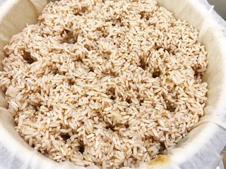 2、荷香糯米鸡,装入铺有纱布的蒸格里，插上几个洞隔水蒸至完全熟透，如果蒸出来夹生可以撒些纯净水继续蒸至熟透