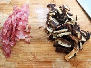 7、荷香糯米鸡,腊肠和香菇切片
