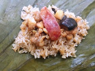 17、荷香糯米鸡,再放上炒好的鸡肉等，淋上少许鸡肉汤汁