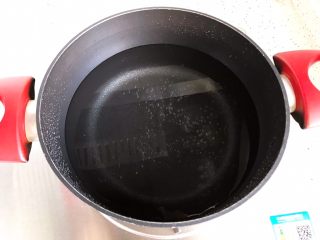 5、木耳京葱拌豆皮,锅内煮适量清水