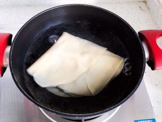 6、木耳京葱拌豆皮,水开后放入豆皮煮30秒