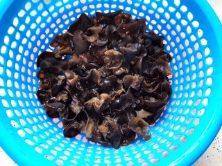11、木耳京葱拌豆皮,煮好的木耳捞出，沥干水分