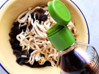 13、木耳京葱拌豆皮,加适量生抽