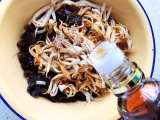 15、木耳京葱拌豆皮,加适量香油