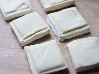 1、肉汁兰花干,就用这种质地比较软的白豆干，容易入味。如果打算当零售吃，可以买香豆干，当然得适当调整卤汁的用盐量，因为香豆干是咸的。