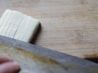 2、肉汁兰花干,切上小方格，深度大约到豆干厚度的一半，不要太深，否则容易煮破。