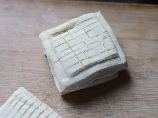 3、肉汁兰花干,每一块都处理好。