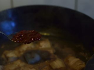 4、肉汁兰花干,然后就是红烧肉的流程了。建议在汤汁中添加一勺郫县豆瓣，会有意想不到的美妙滋味。当然得相应减少盐的用量。