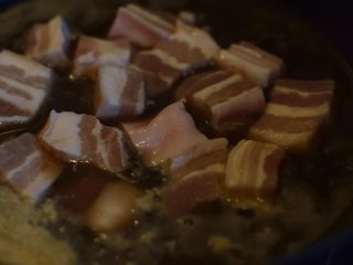 6、肉汁兰花干,先炖肉。