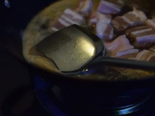 7、肉汁兰花干,浮末要撇干净。