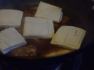 8、肉汁兰花干,先将肉小火炖上半小时后再放豆干。放豆干的时候汤汁起码要能够浸润所有豆干的底部。