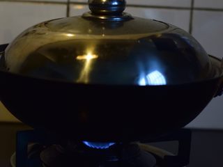 9、肉汁兰花干,盖上盖子，小火将汤汁收干。